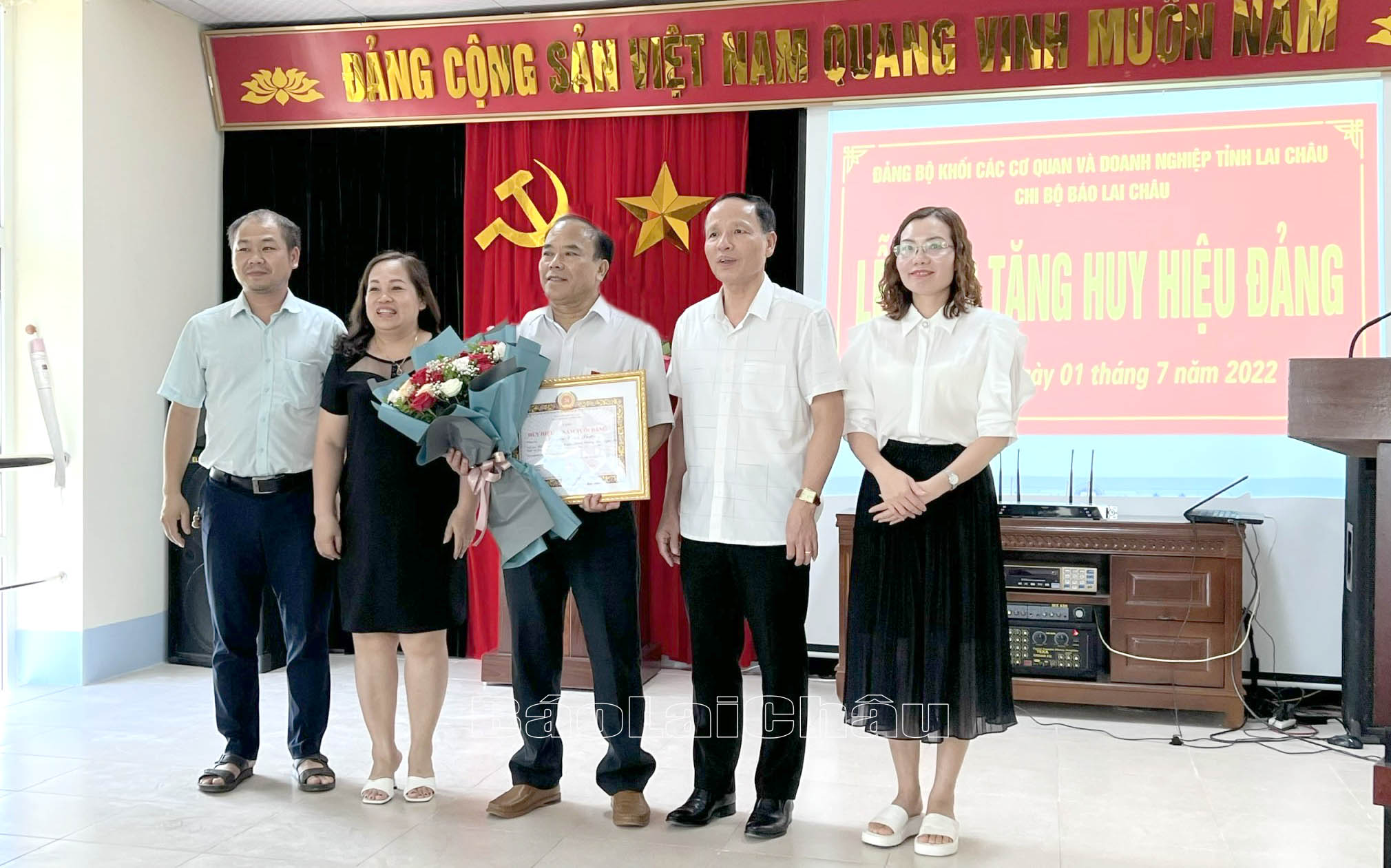 Đồng chí Nguyễn Viết Mạnh – Bí thư Chi bộ, Tổng Biên tập Báo Lai Châu cùng Ban Chi ủy Chi bộ trao tặng Huy hiệu 40 năm tuổi Đảng cho đồng chí Nguyễn Cảnh Phượng.